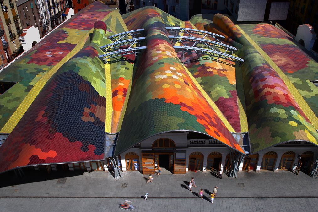 Disfrutar de la vida barcelonesa entre mercados es una forma de recorrer la ciudad a través de sus sabores, colores y tradiciones.