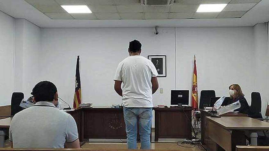 El procesado, de pie, ayer durante el juicio celebrado en un juzgado de lo penal de Palma.