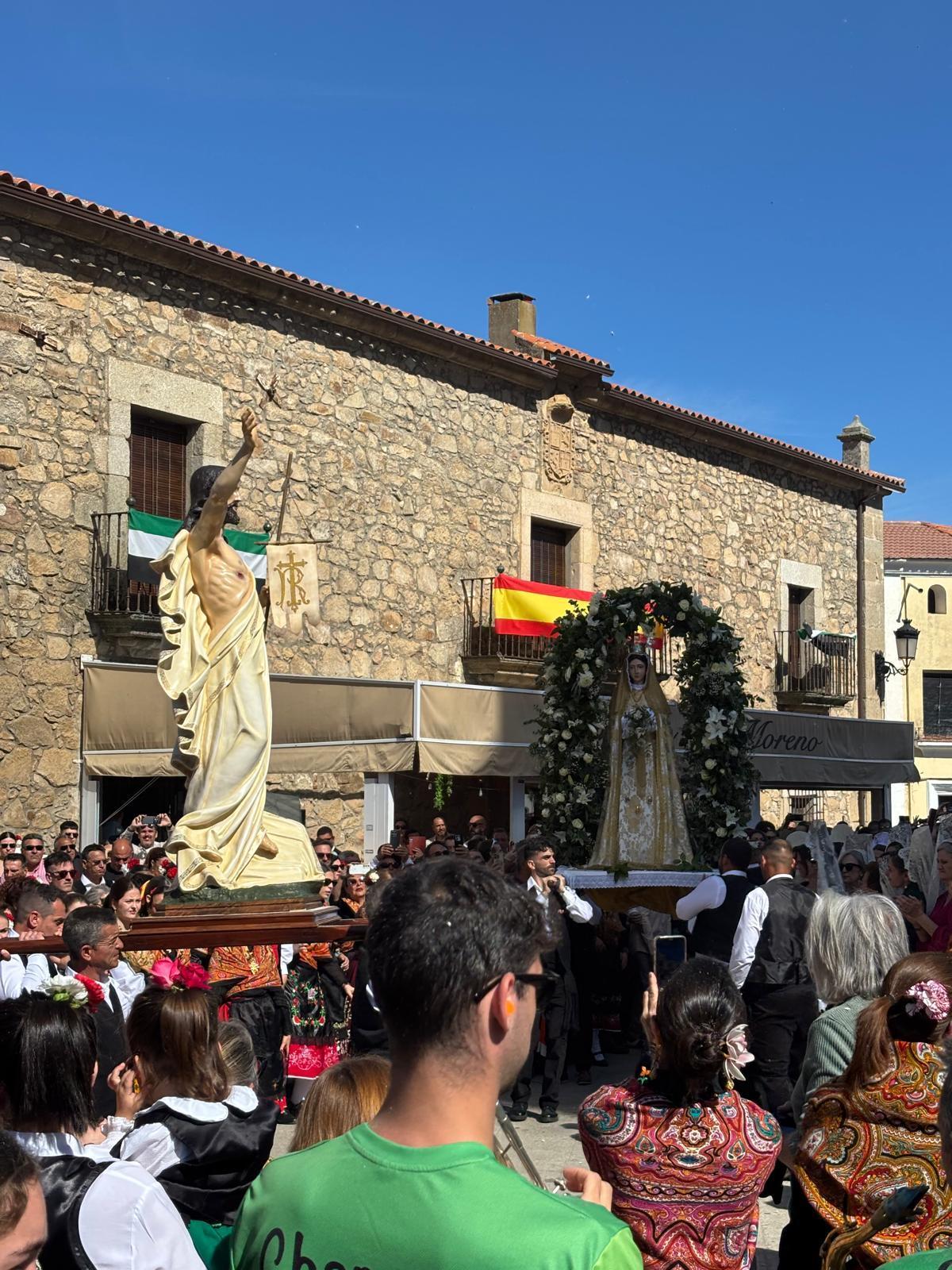 FOTOGALERÍA | El municipio cacereño de Zarza la Mayor se vuelca con el Domingo de los Tiros