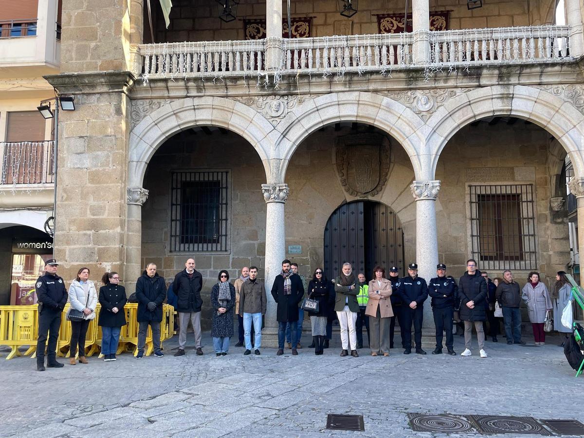 Minuto de silencio ante el Ayuntamiento de Plasencia, este lunes.