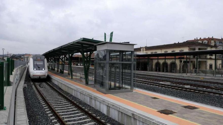 La estación de ferrocarril de Vilagarcía, donde ya conviven elementos de la vieja vía convencional y del Eje Atlántico. // Noé Parga