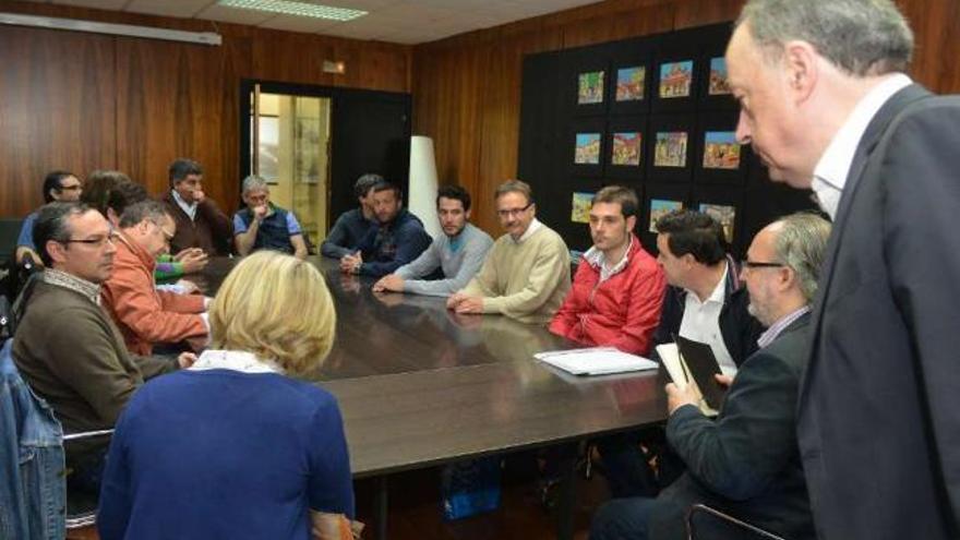 Antón Louro se incorpora a la reunión con el comité de Ence.  // Gustavo Santos