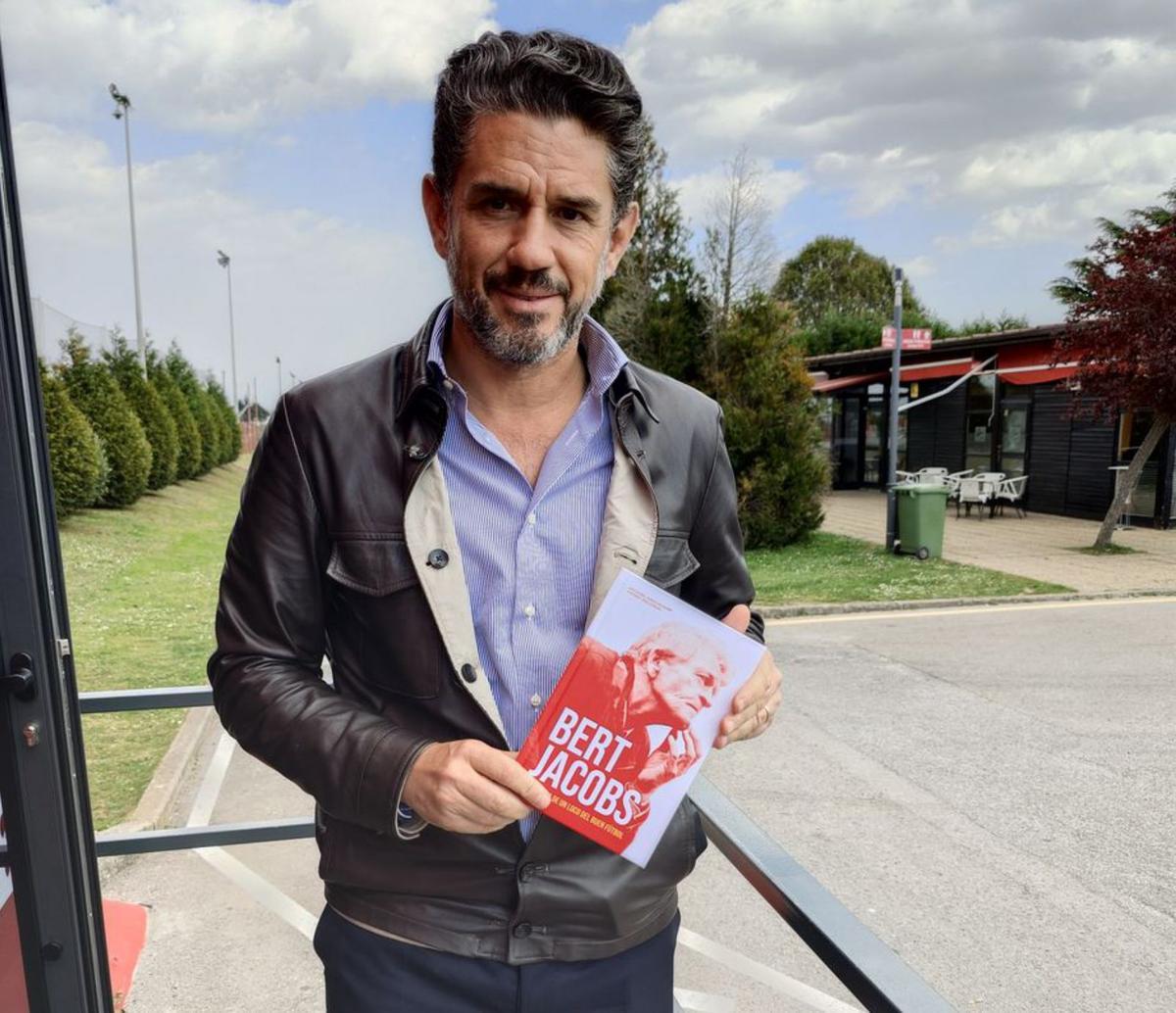 Alejandro Irarragorri, con un ejemplar del libro, en Mareo. | Á. C.