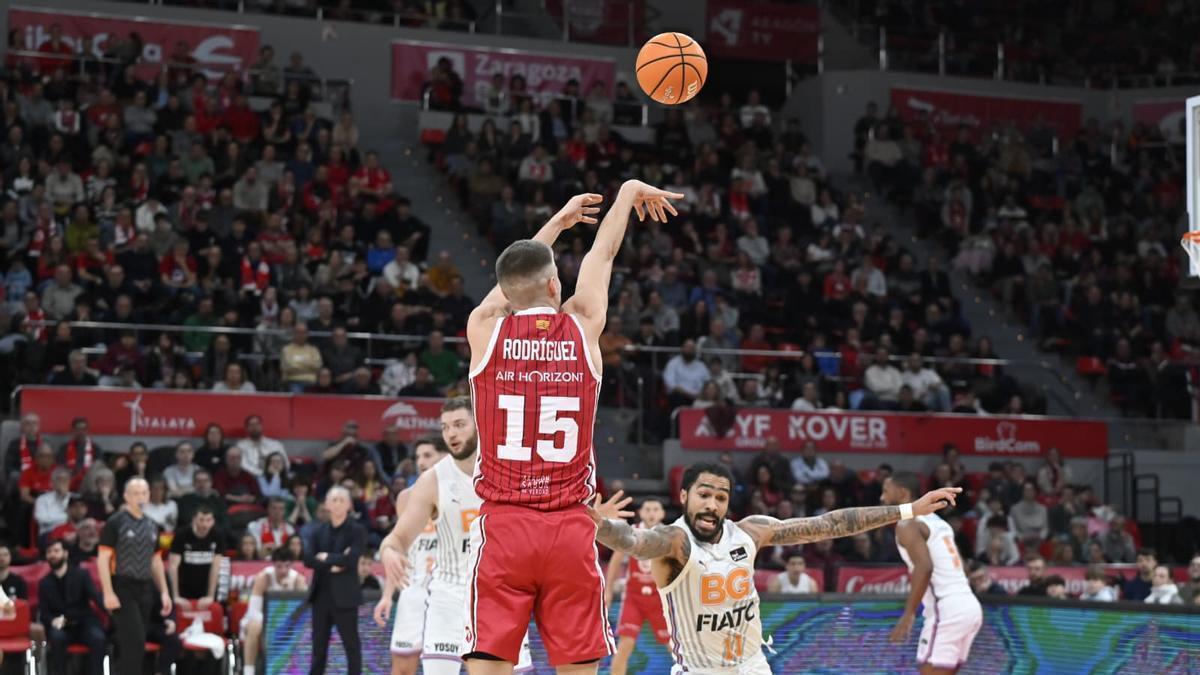 Joaquín lanza un triple en el duelo ante el Girona