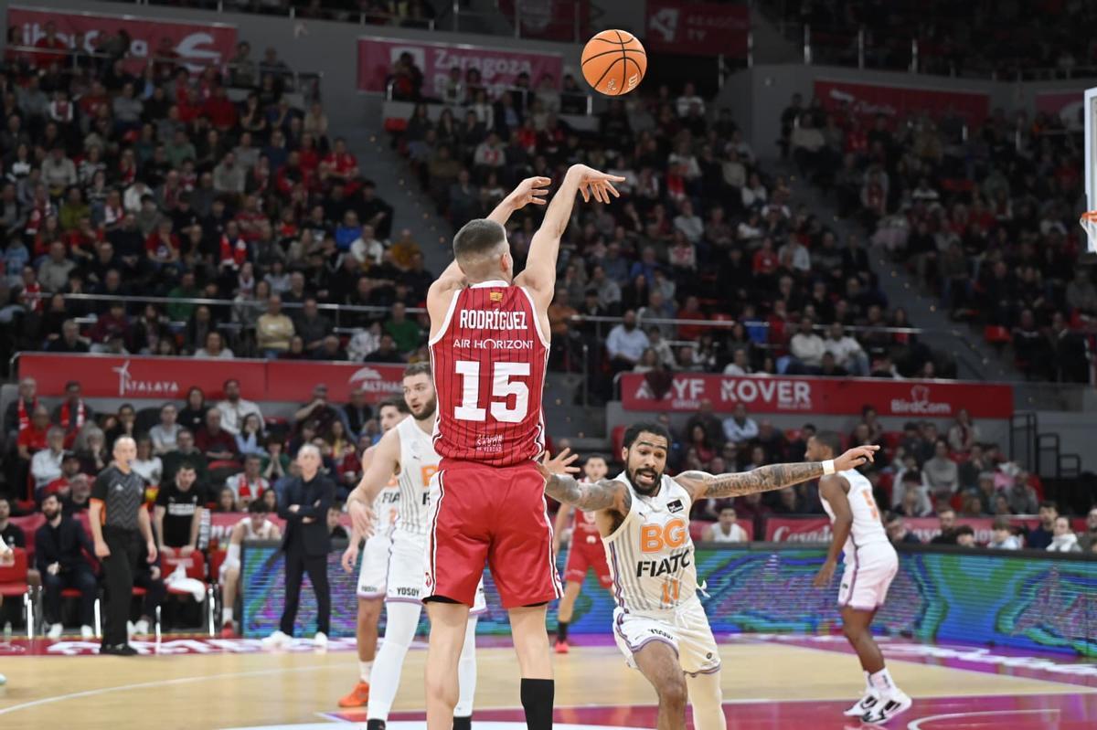 Joaquín lanza un triple en el duelo ante el Girona