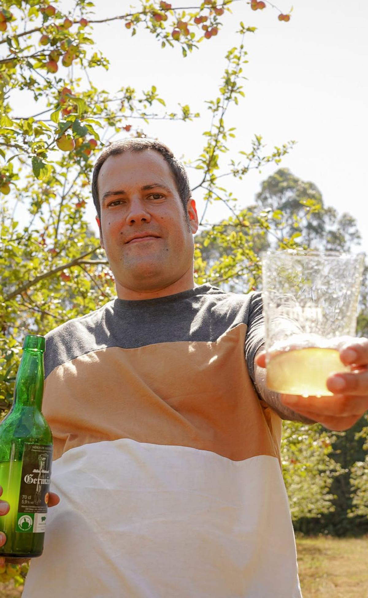 Germán Guardado con un culín de sidra de su llagar. | LNE
