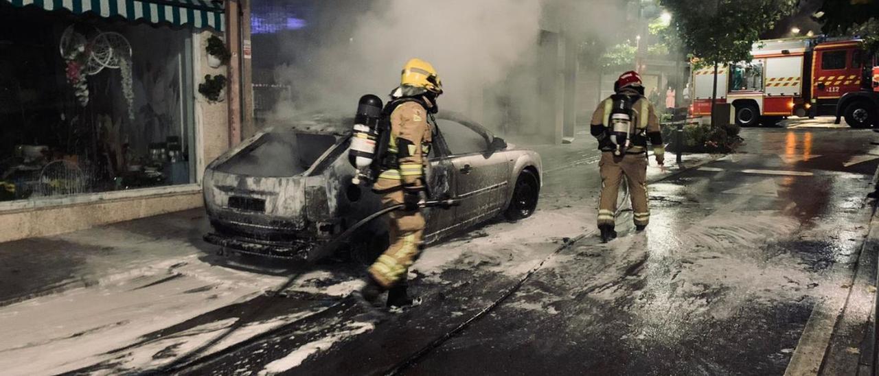 Los bomberos en lugar de los hechos, tras extinguir el fuego.   | // D.P.