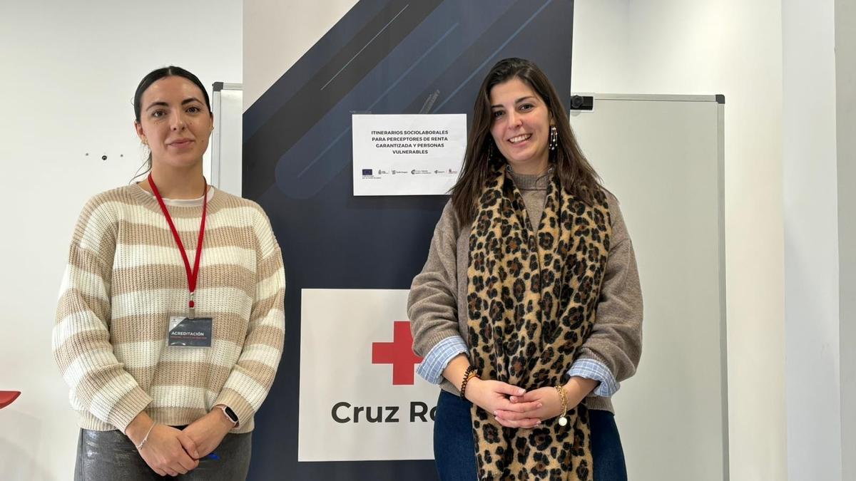 La concejala de Bienestar Social (derecha) junto a representante de Cruz Roja.