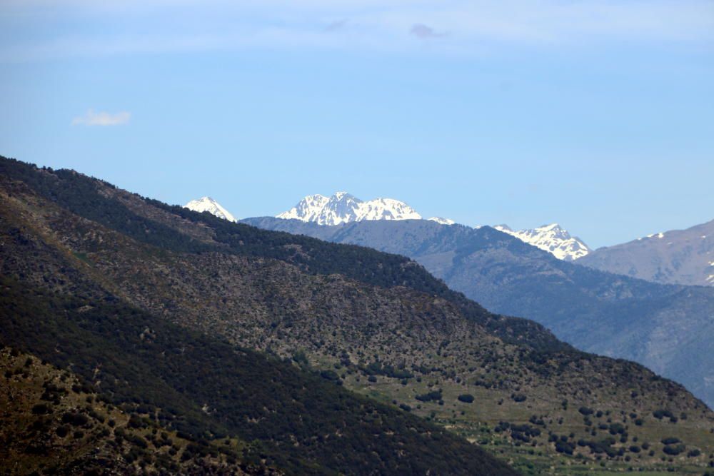 Panoràmica amb la Pica d'Estats al fons, encara amb neu.