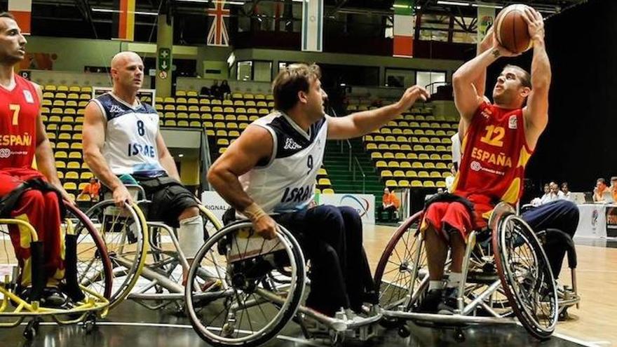 El base malagueño, lanzando a canasta, en un partido ante la selección de Israel.