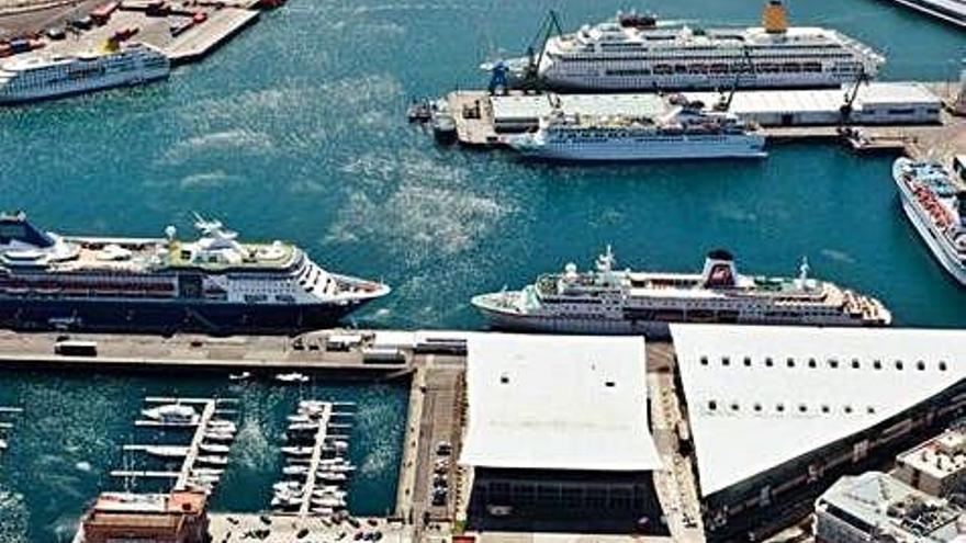 Vista aérea del puerto interior de A Coruña, con seis cruceros atracados.