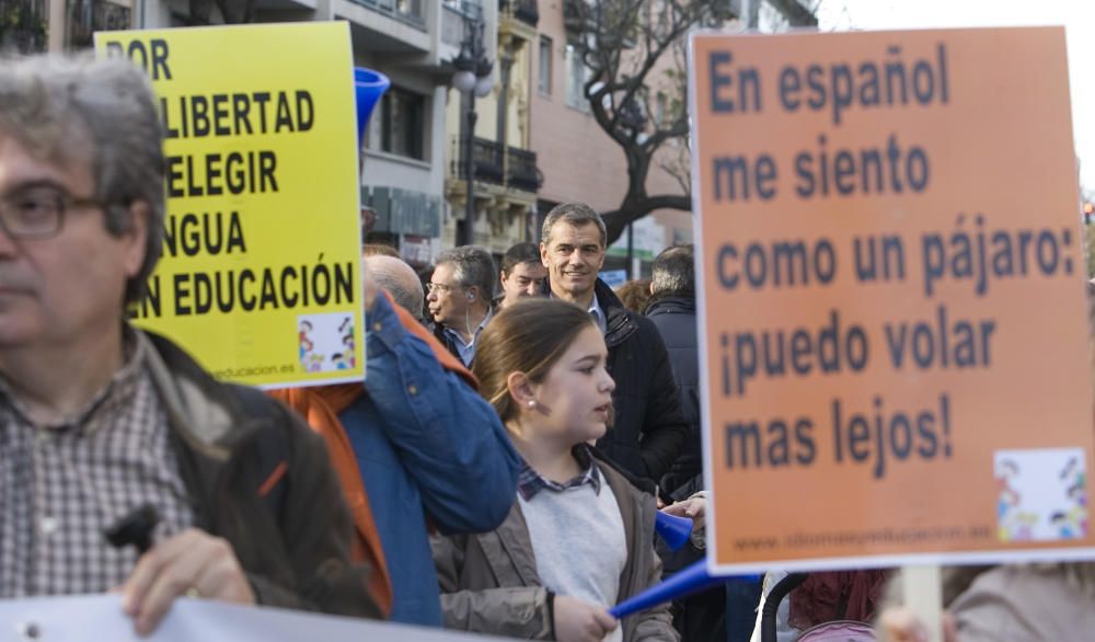 Manifestación en València contra el plurilingüismo