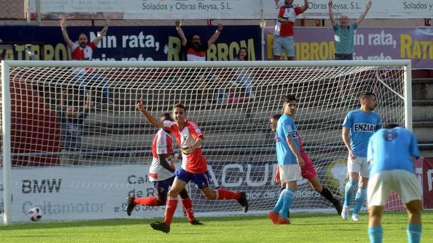 Chiqui celebra el tanto con el que se abría el marcador en A Lomba. Finalmente, se acabaría imponiendo el Alondras. // Noé Parga