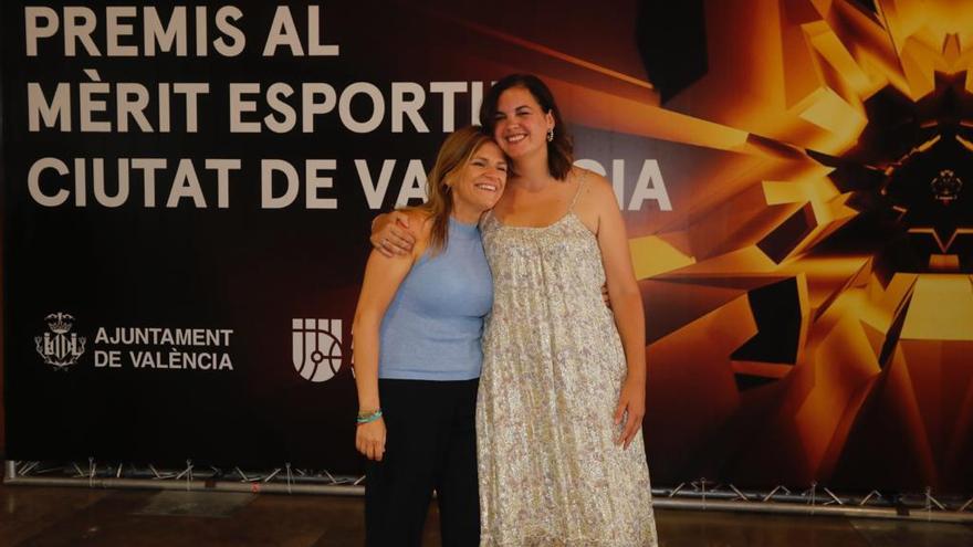 Pilar Bernabé junto a Sandra Gómez, durante la tarde de este lunes.