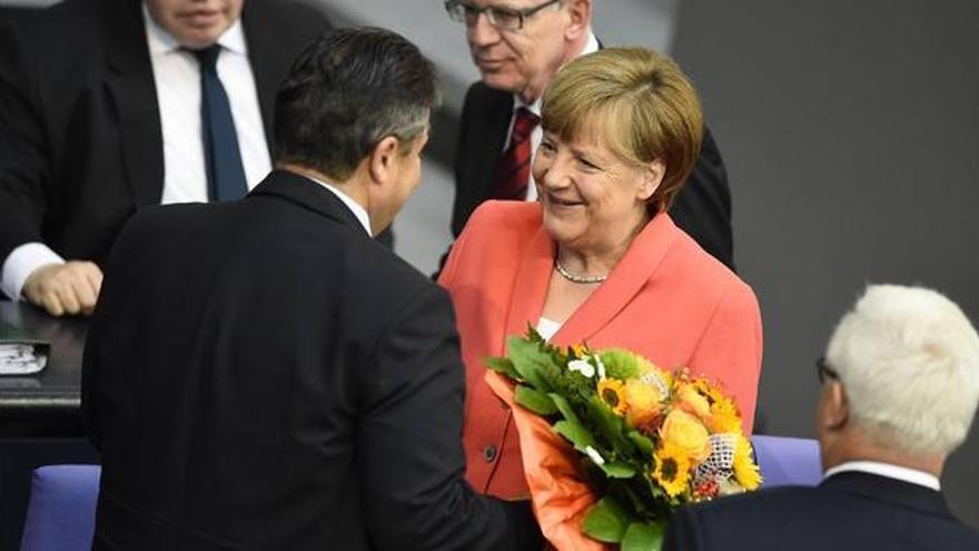 Merkel sostiene que abandonar a Grecia habría derivado en &quot;caos y violencia&quot;