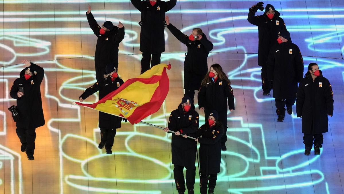 La delegación española, encabezada por los abanderados Queralt Castellet y Ander Mirambell, desfila en la ceremonia de inauguración de los Juegos Olímpicos de invierno de Pekín 2022.