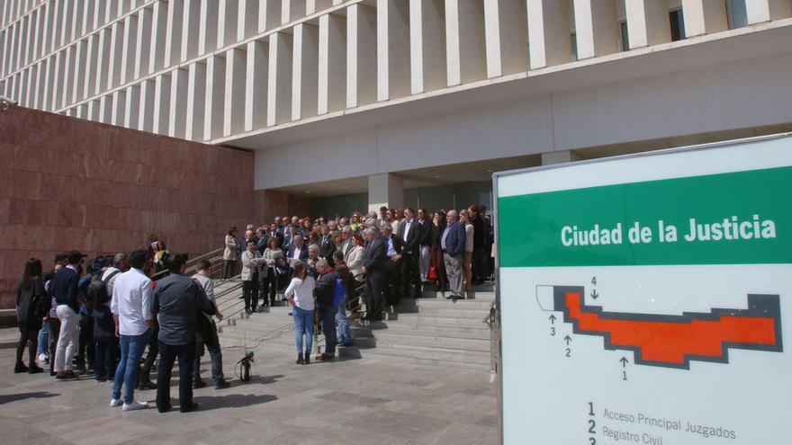 Imagen de una concentración reciente ante la Ciudad de la Justicia de Málaga.