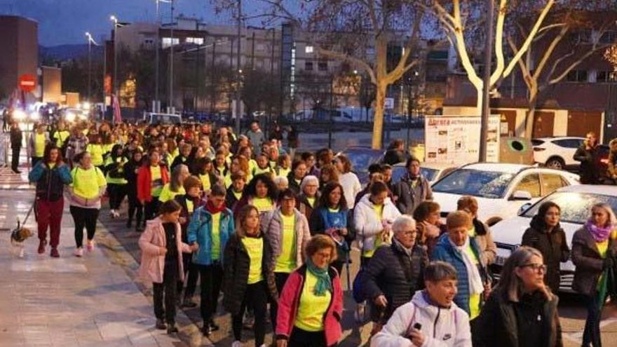 Més de tres-centes persones participen en la quarta Marxa Nocturna de la Dona a Abrera