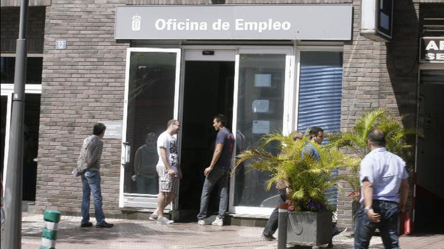 Varias personas en una oficina de empleo de la Isla.