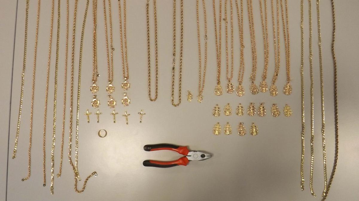 Varias cadenas y colgantes de oro incautados por los Mossos d'Esquadra a los ladrones.