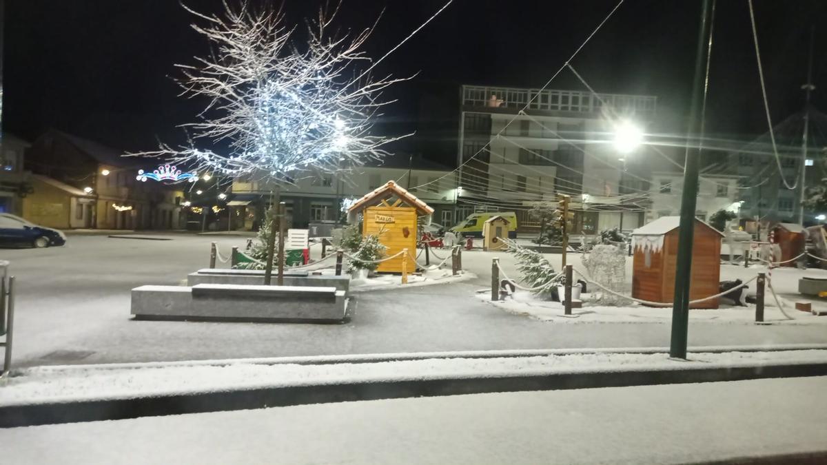 El poblado navideño de Teixeiro, delante de la Casa do Concello de Curtis, nevado.