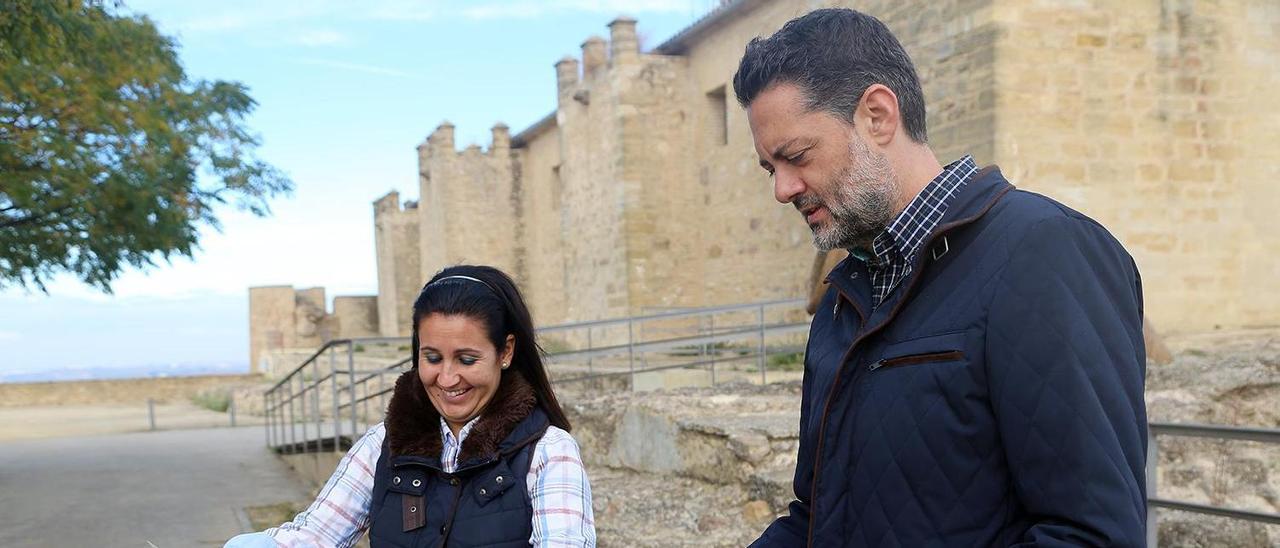 El teniente de alcalde de Desarrollo Local, Manuel Carmona, junto a la técnica de Turismo.