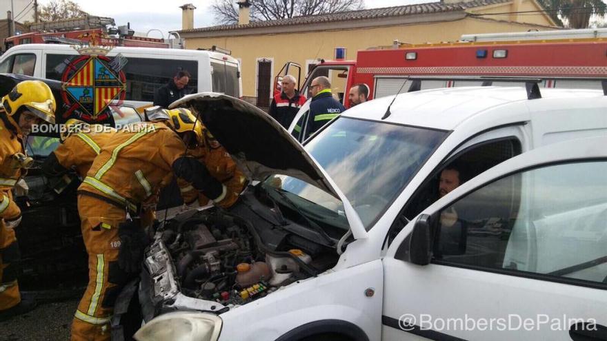 Varios bomberos, junto a los vehículos implicados