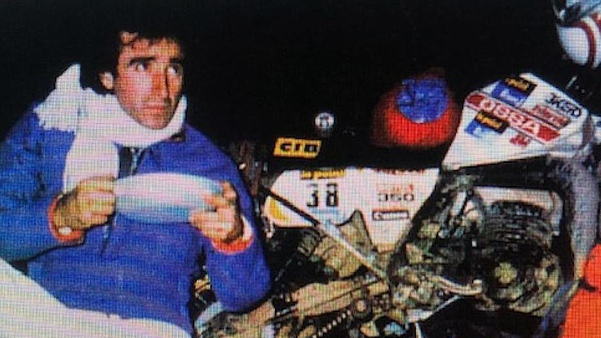Juan Porcar cena, en la noche del Dakar de 1982, junto a su Ossa Desert.