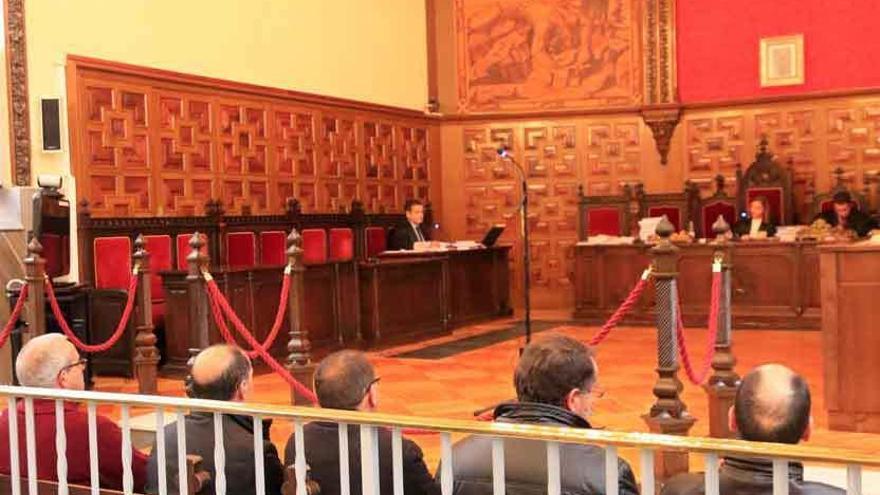 Los acusados al inicio del juicio celebrado ayer en el Juzgado de lo Penal.