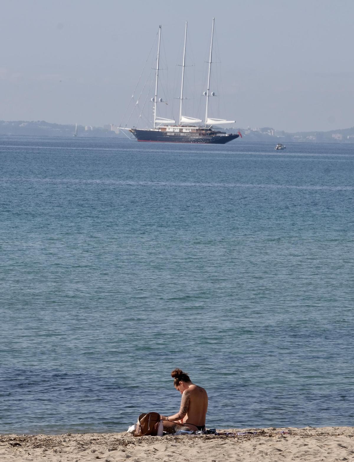 El yate Koru fondeado este lunes por la mañana en la bahía de Palma