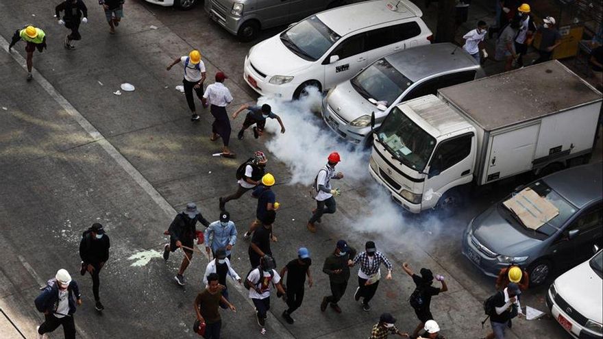 Los birmanos salen de nuevo a protestar tras la jornada más sangrienta