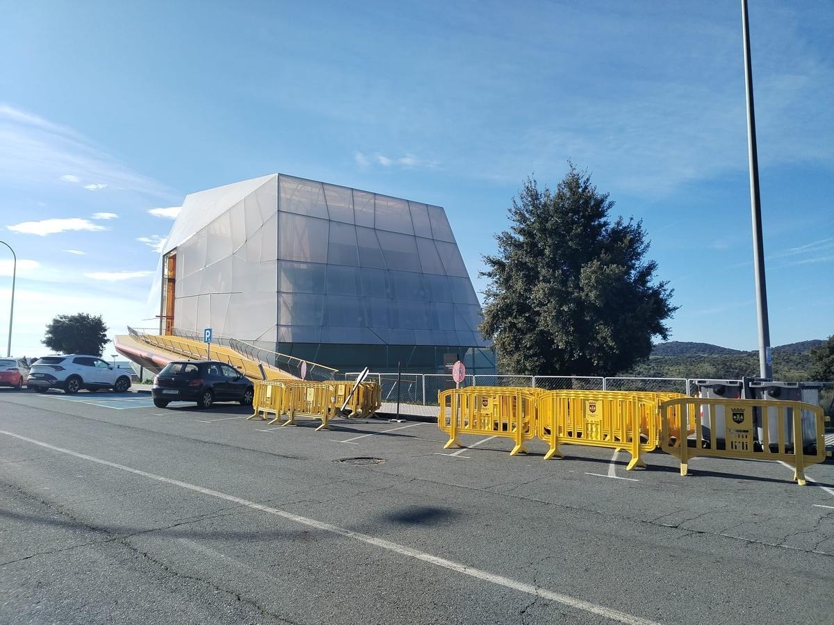 Vallas, a las puertas del palacio de congresos de Plasencia, donde será el homenaje a Robe, este domingo.