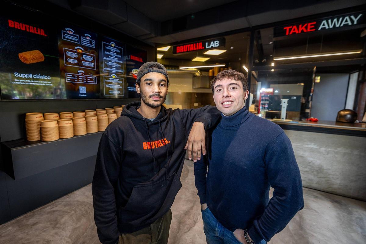 Enrique Garay y Filippo Teofili, fundadores de Brutalia, dentro de uno de sus restaurantes en Barcelona
