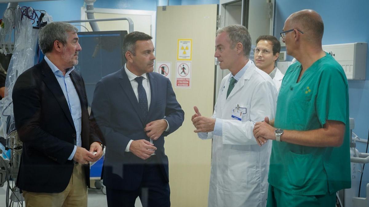 El presidente del Gobierno de Canarias y el presidente del Cabildo de Lanzarote atienden las explicaciones del médico Óscar Morera.