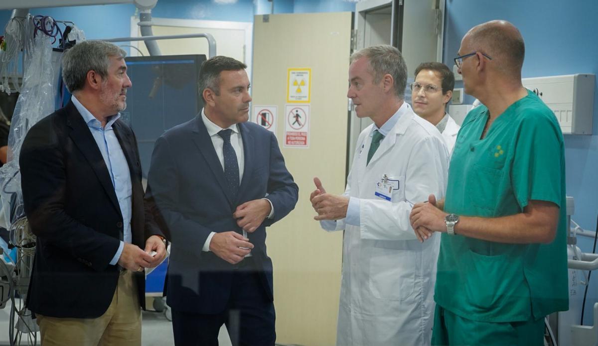 El presidente del Gobierno de Canarias y el presidente del Cabildo de Lanzarote atienden las explicaciones del médico Óscar Morera.