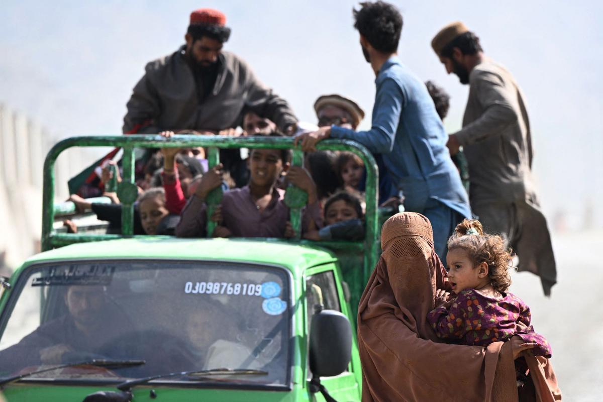 Colapso en la frontera de Pakistán al cumplirse el plazo para la expulsión de refugiados afganos indocumentados