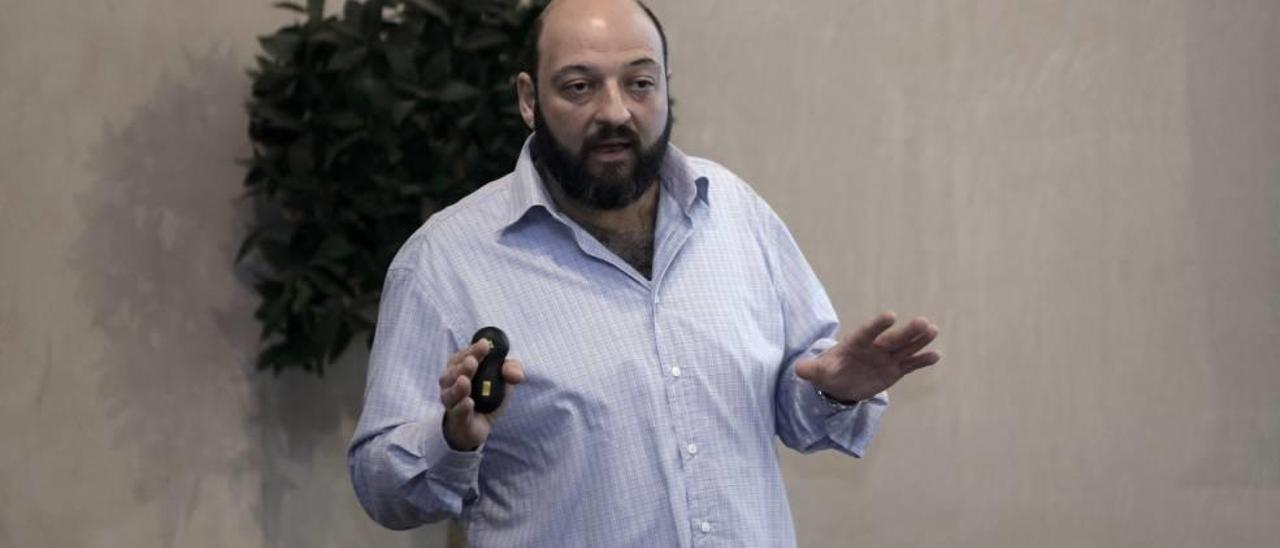 Baixauli, portavoz de la Sociedad Española de Farmacia Comunitaria, durante la conferencia .