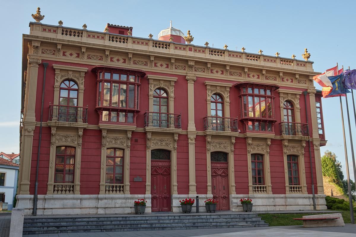 El Ayuntamiento de Candás, de estilo indiano