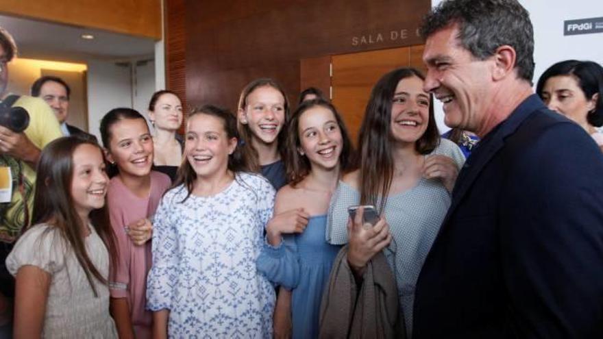 Antonio Banderas saludant unes nenes a l&#039;entrada de l&#039;Auditori.