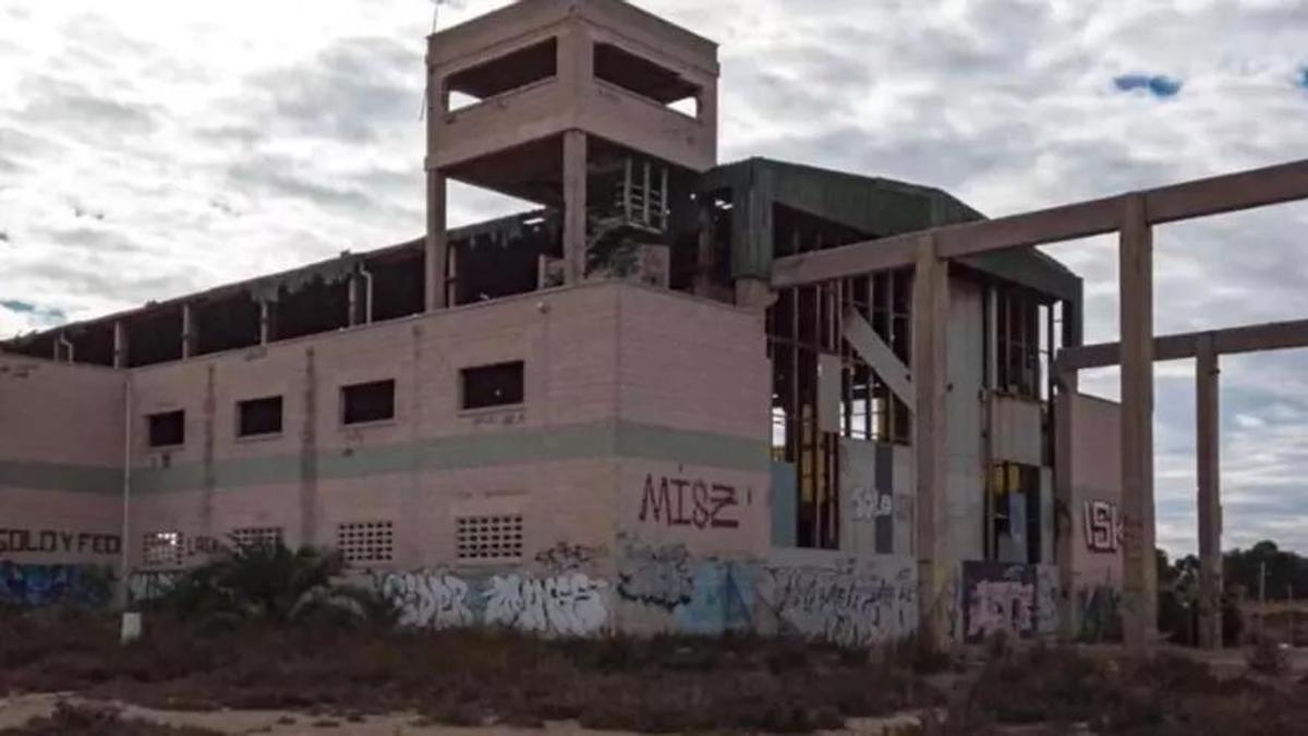 El antiguo hangar del Hovercraft VCA-36 de la Marina Española en El Carmolí.