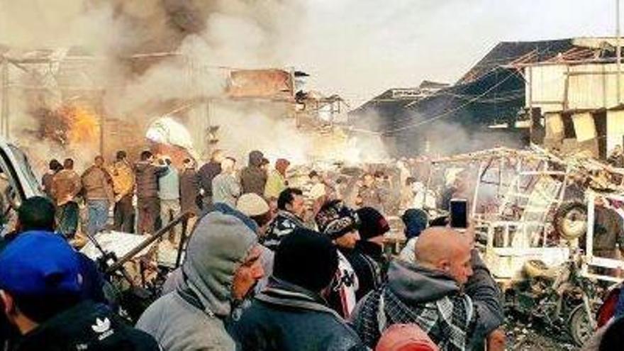 Els habitants observen la fumera, al fons, de la bomba d&#039;Al-Baladiat