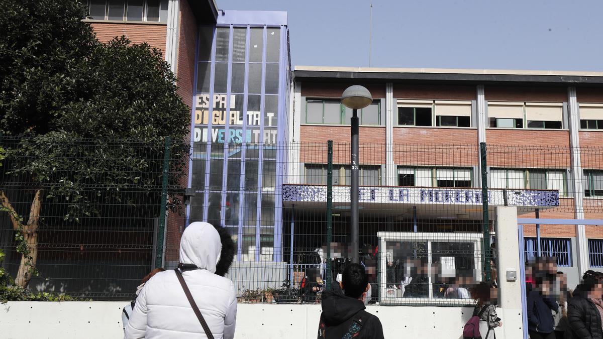 Mislata . Imagenes del instituto La Moreria donde ha dimitido la direccion del centro