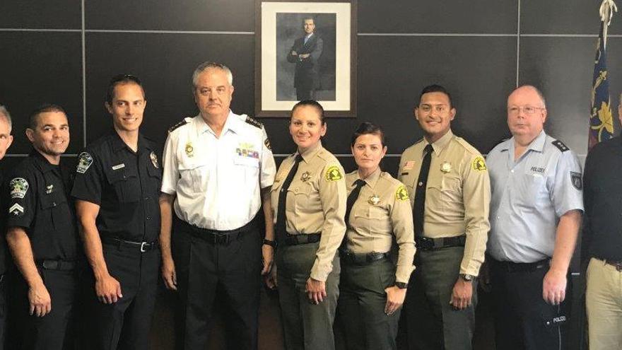 El comisario jefe con los agentes de Estados Unidos y Alemania.