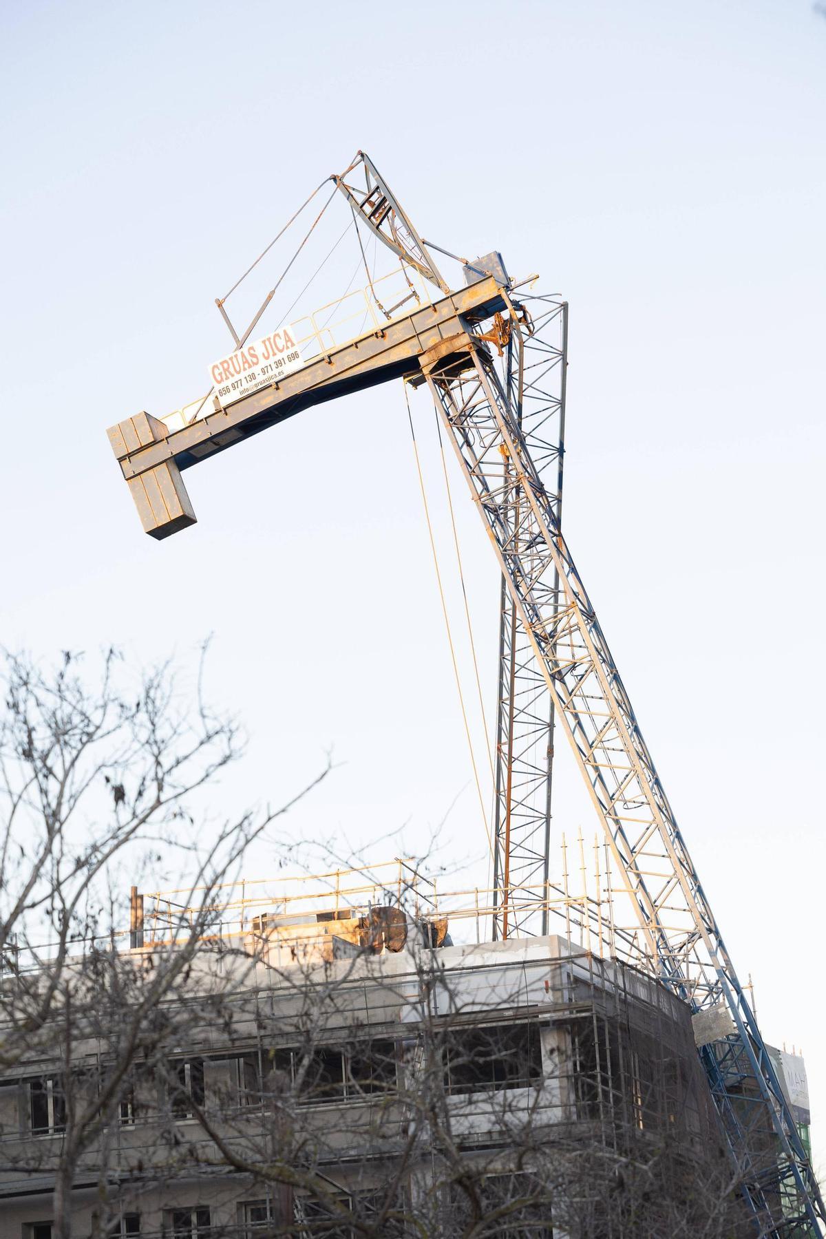 Galería: el fuerte viento en Ibiza tumba una enorme grúa en Platja d'en Bossa