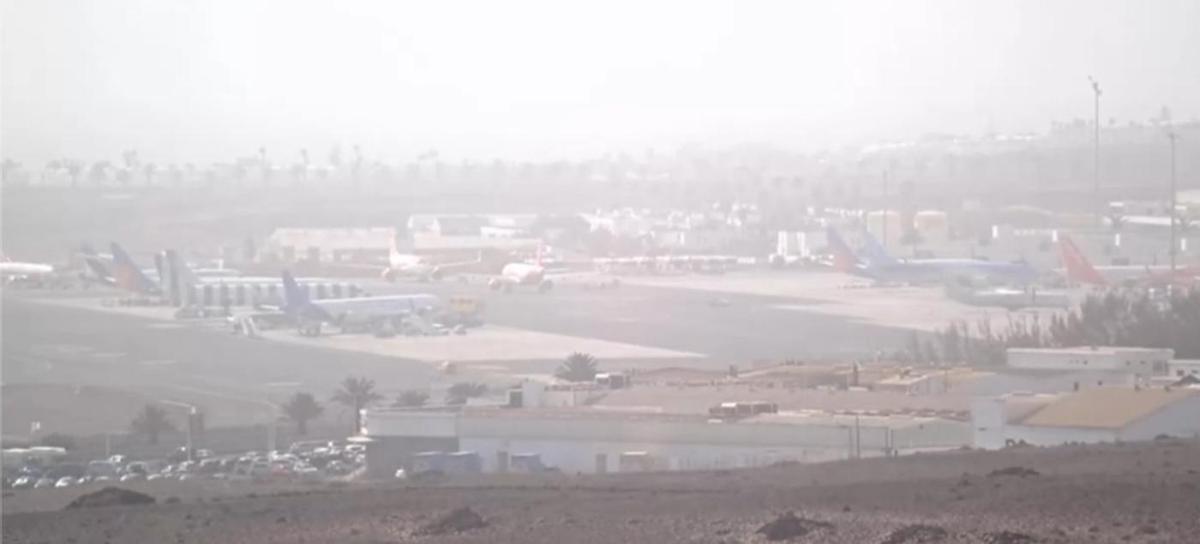 Calima en el aeropuerto de Lanzarote el 23 de noviembre de 2025
