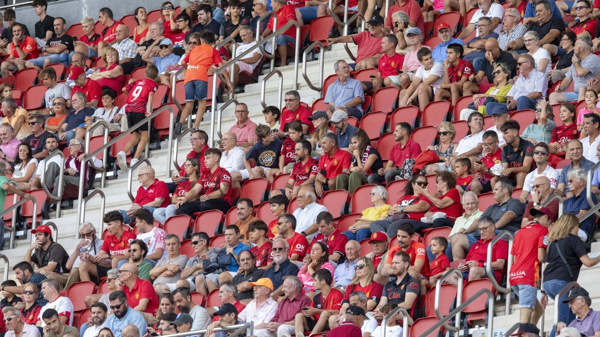 Aficionados mallorquinistas en el último partido en Son Moix, Mallorca-Athletic