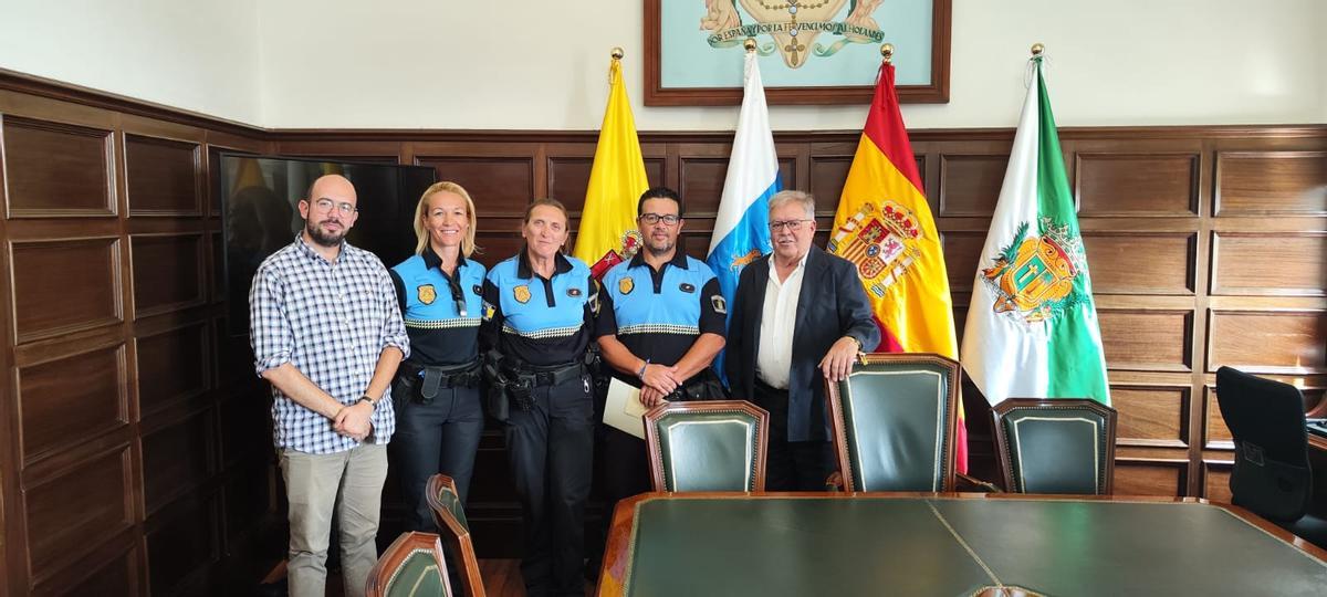 De izquierda a derecha, Adrián Camacho junto a Margarita Domínguez, Begoña Santana, Óscar Santana y Bravo de Laguna.