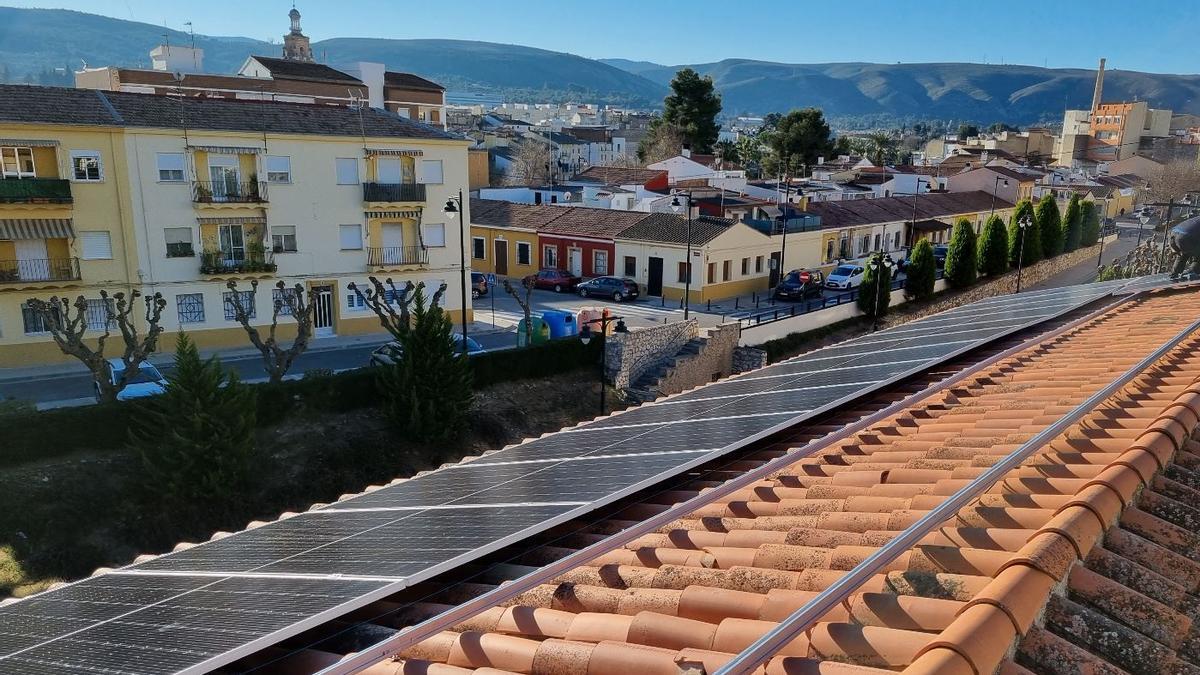 Paneles fotovoltaicos instalados en la UNED de Ontinyent.