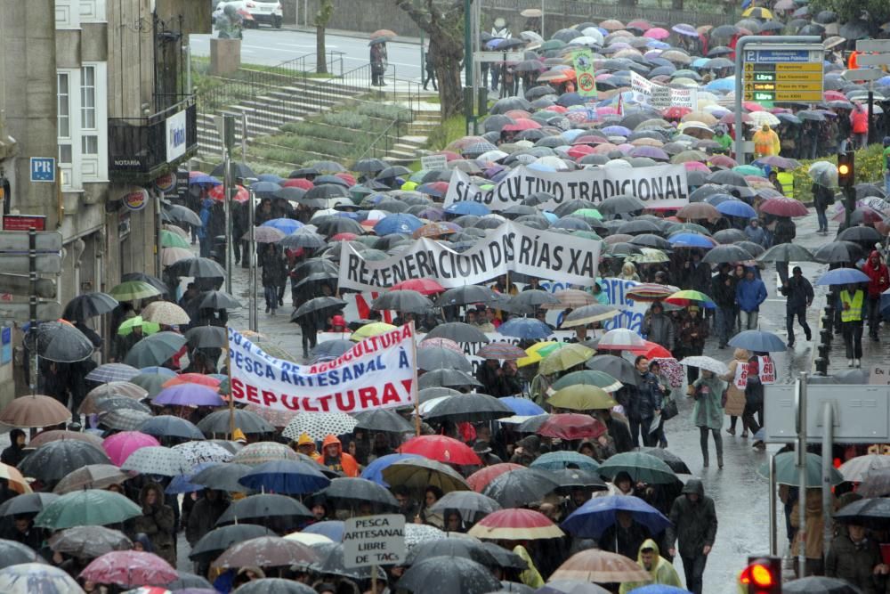 Miles de marineros protestan en Galicia para defen