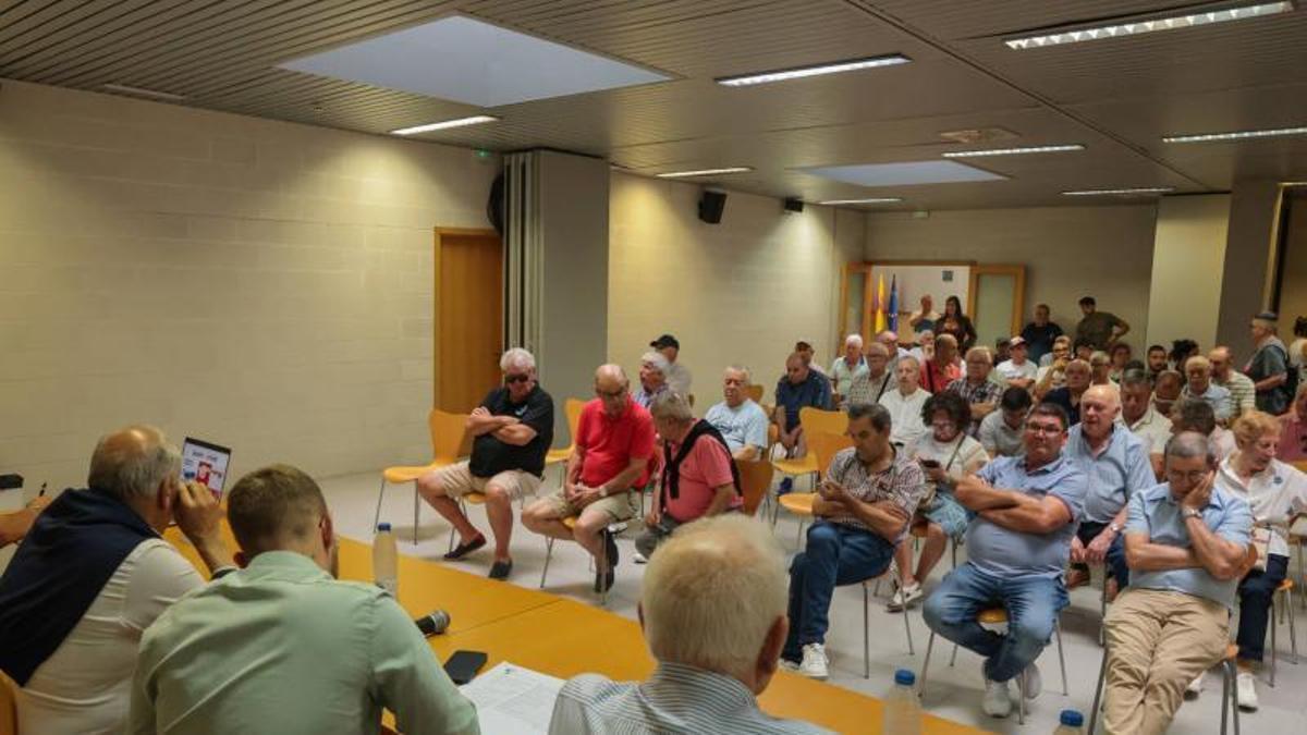 Un momento de la asamblea del Arosa celebrada en Fexdega.
